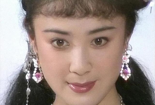 52岁，傅艺伟因为一起经济案件，步入了监狱，人生骤然跌入低谷。
再到59岁，白发