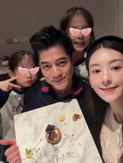 不被看好的一对其实一直这么幸福啊。

天王郭富城和方媛结婚以来一直不被人看好，因