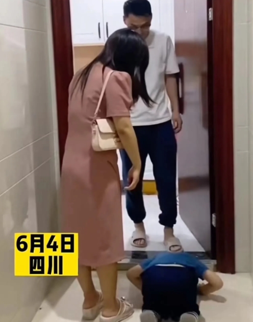 潸然泪下！”四川一男子前一天救了一名溺水男童，第二天妈妈便带着10000元现金来