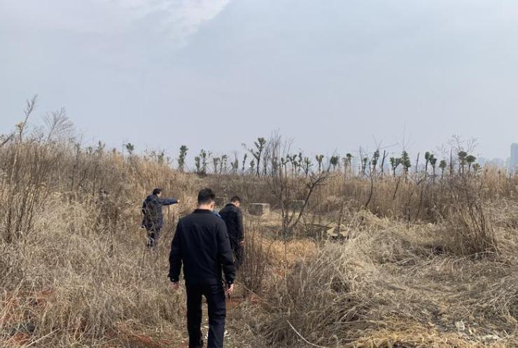 电力公司员工例行巡查，竟然发现12座闲置的高压电塔不翼而飞，这些电塔最矮的就有四