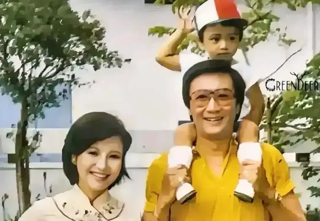 1983年，谢贤肩扛3岁谢霆锋，与爱妻狄波拉在港岛公园留下温馨合影。狄波拉一袭长