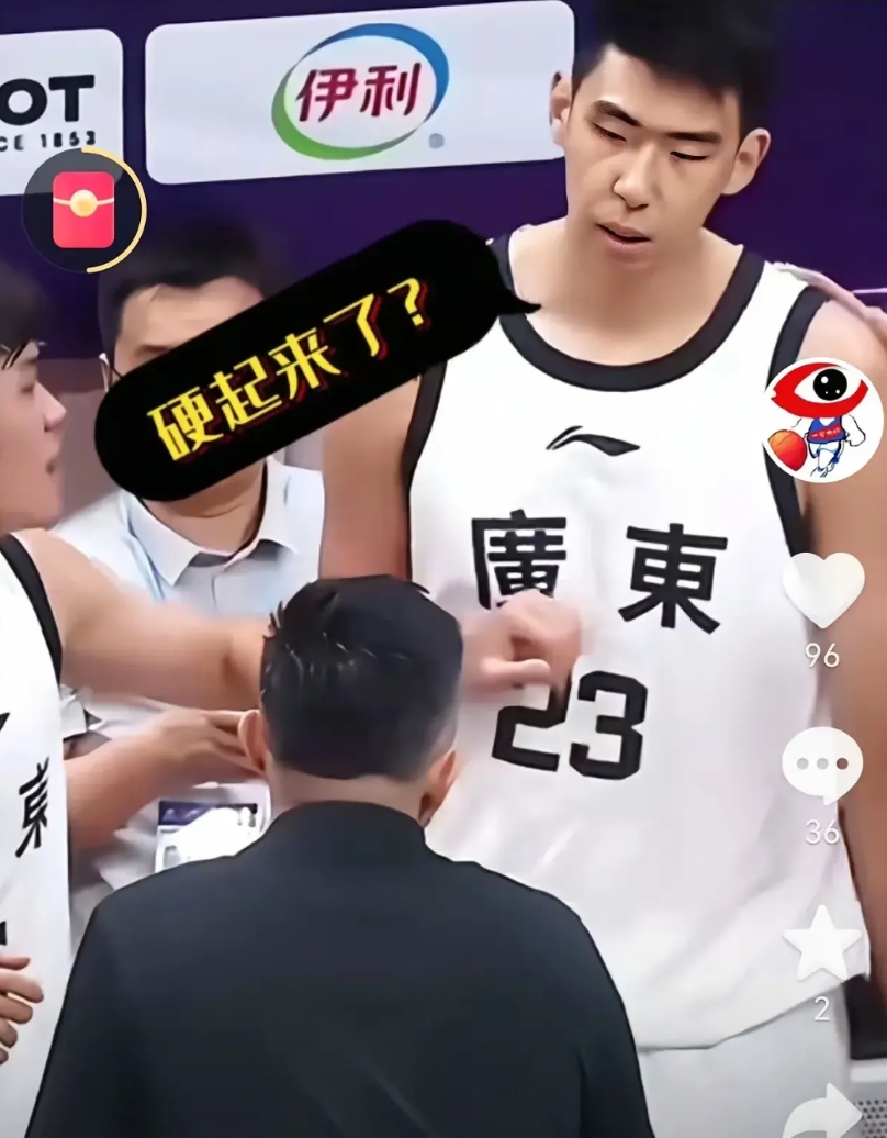 杜锋和徐昕场上的内讧，很多球迷是站在徐昕这一边的，有广东球迷表示，徐昕要毁在杜锋