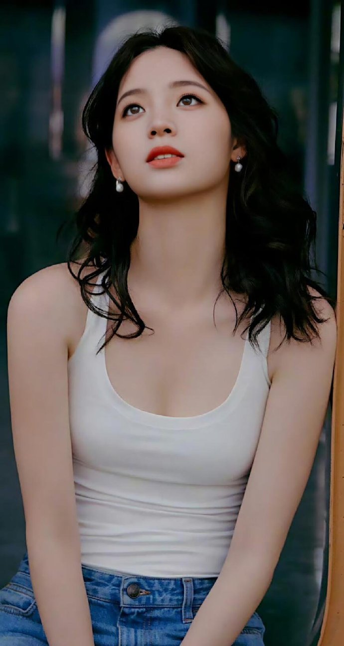 吊带控欧阳娜娜，吊出来的美，实在太适合她