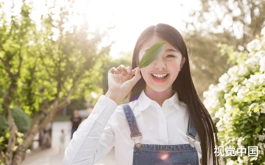 新修的客房我不配住，只好让出来给假千金。我去住假千金精心装修的旧卧室