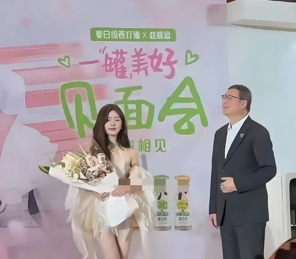 万万没有想到，女神居然这么矮，白瞎我看了十几年电视，现在才知道。[捂脸]
