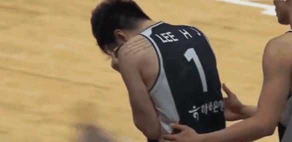 男篮亚洲杯韩国输了，
韩国队主力球员李贤重赛后掩面而泣，看来韩国队李贤重多么渴望