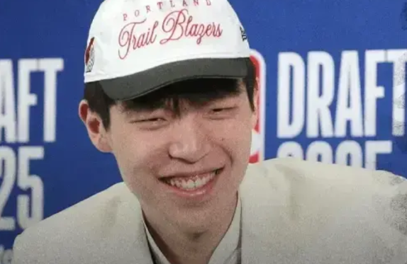 NBA情报局7月11日讯  杨瀚森这小子有点东西啊！选历史最佳阵容直接掀了棺材板