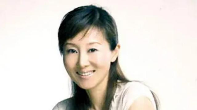 她长相平平，却口才更是一流，靠身上那种自信的魅力，事业一路畅通的他，感情却接二连三遭遇变故