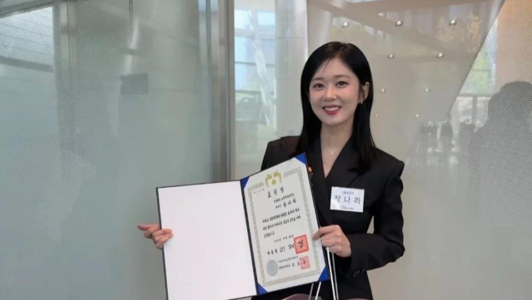 张娜拉出席表彰活动，捐款累计超过200亿韩元，韩国总统为她表彰