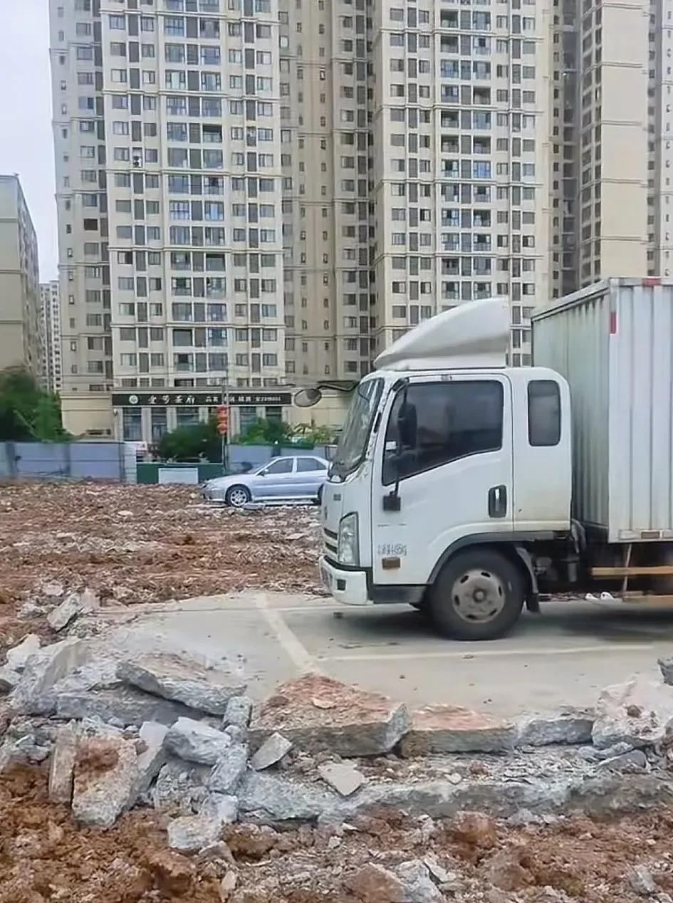 停车场拆迁，两车司机联系不上，周围全被拆了。
近日，四川成都，中环一号对面，有一