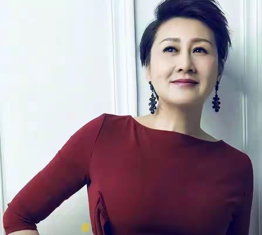 与丈夫一见钟情，结婚34年生了个“明星”女儿 原来她才是人生赢家