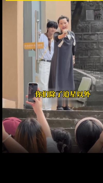 #惊！何赛飞综艺现场“催婚”追星族
9月18日重庆，综艺《一路繁花》录制现场热闹