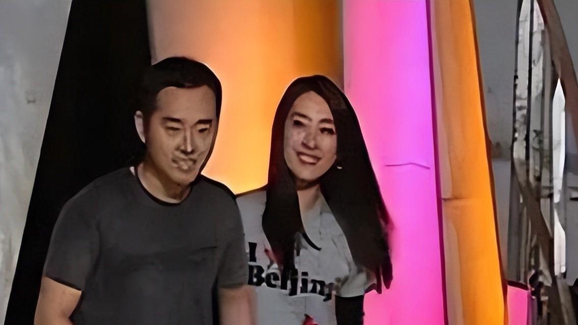 被黑人驮在肩上，和孔令辉同居11年的马苏，现如今依旧孑然一身