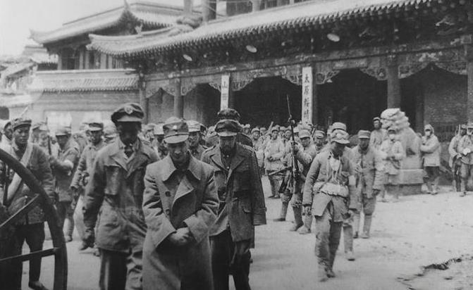1949年4月24日凌晨，解放军的炮火猛烈地击穿了太原城墙的防御，枪炮声震耳欲聋