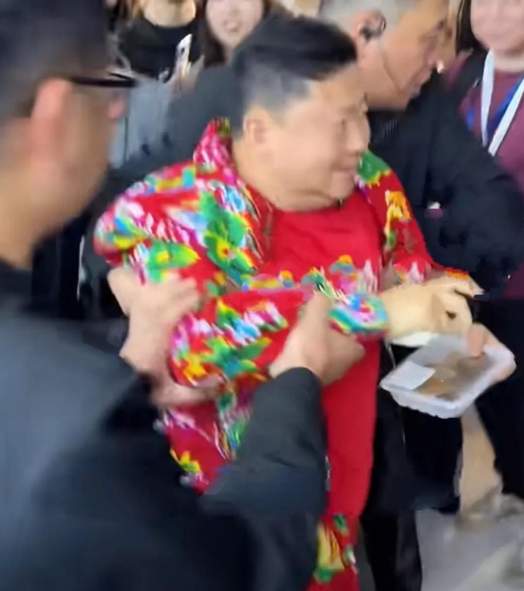 重庆“卤鹅哥”凭借在上海车展上投喂周鸿祎火遍全网！4月23日，在上海车展上，一个