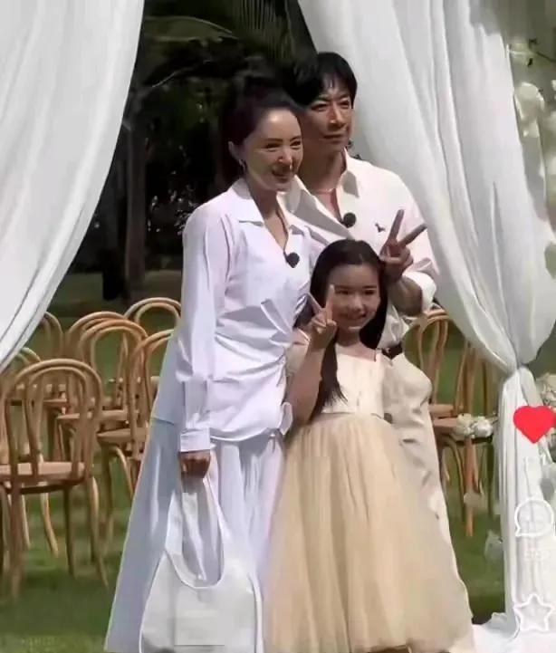 女儿曾经的“国民女神”，走过婚姻烂泥，带着重启人生。董璇开启幸福新篇，姐弟恋与美