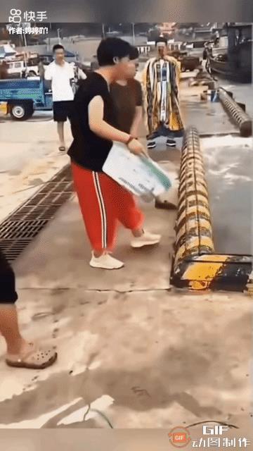 一大妈去放生，她端起一盆小鱼摸索着沿台阶往下走去，可是突然脚下一滑，大妈连同塑料