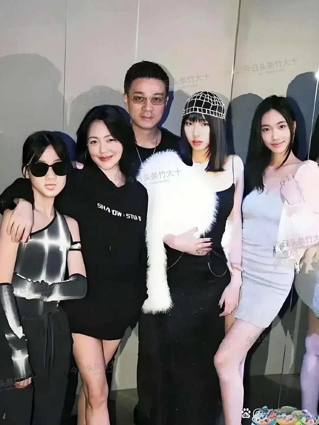 发现命运是不公平。看小S一家五口多幸福，有三个漂亮女儿一个丈夫包围了，看着画面好
