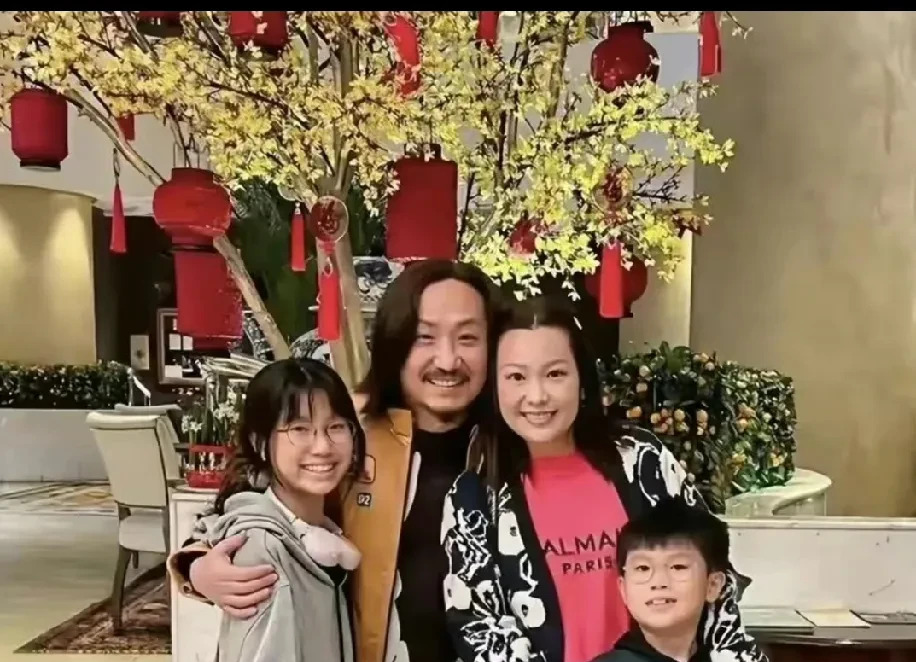 郑中基家庭背景大揭秘











什么？郑中基他爸竟然这么牛！捧红一票