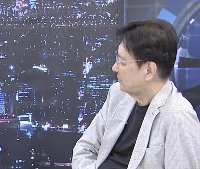 赵少康还是妄想台湾“以武抗统”，在自己的节目里访问了台湾资深的军事专家以后，赵少