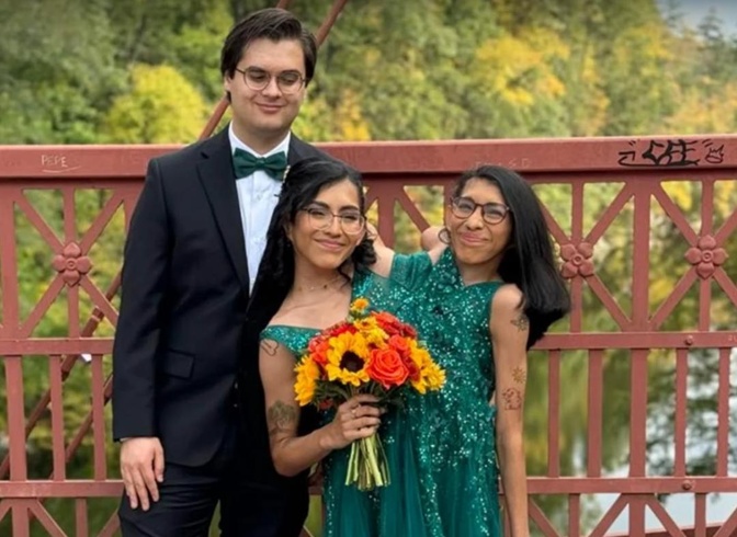 共用生殖系统的连体姐妹中的妹妹结婚了，妹妹同房时姐姐怎么办？



想象一下，你