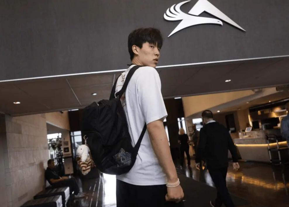 杨瀚森牌面直接拉满了，他直接乘坐开拓者的专机报到。

这不是真爱，啥是真爱呢？
