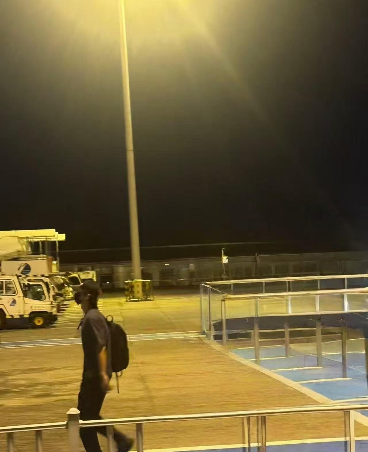 图一是王一博吗？
看走路的样子还有衣服背包，感觉是他。
此时的一博是不是吃完晚饭