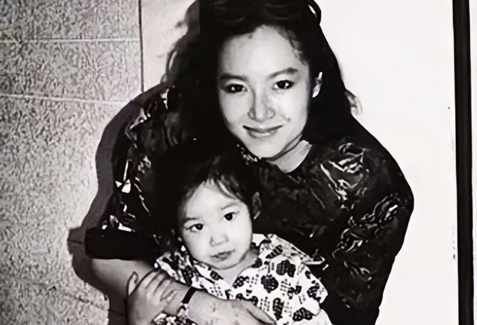 1984年，26岁的恬妞嫁给了印尼富豪，结婚当晚，她才知道老公可以娶二房，没想到