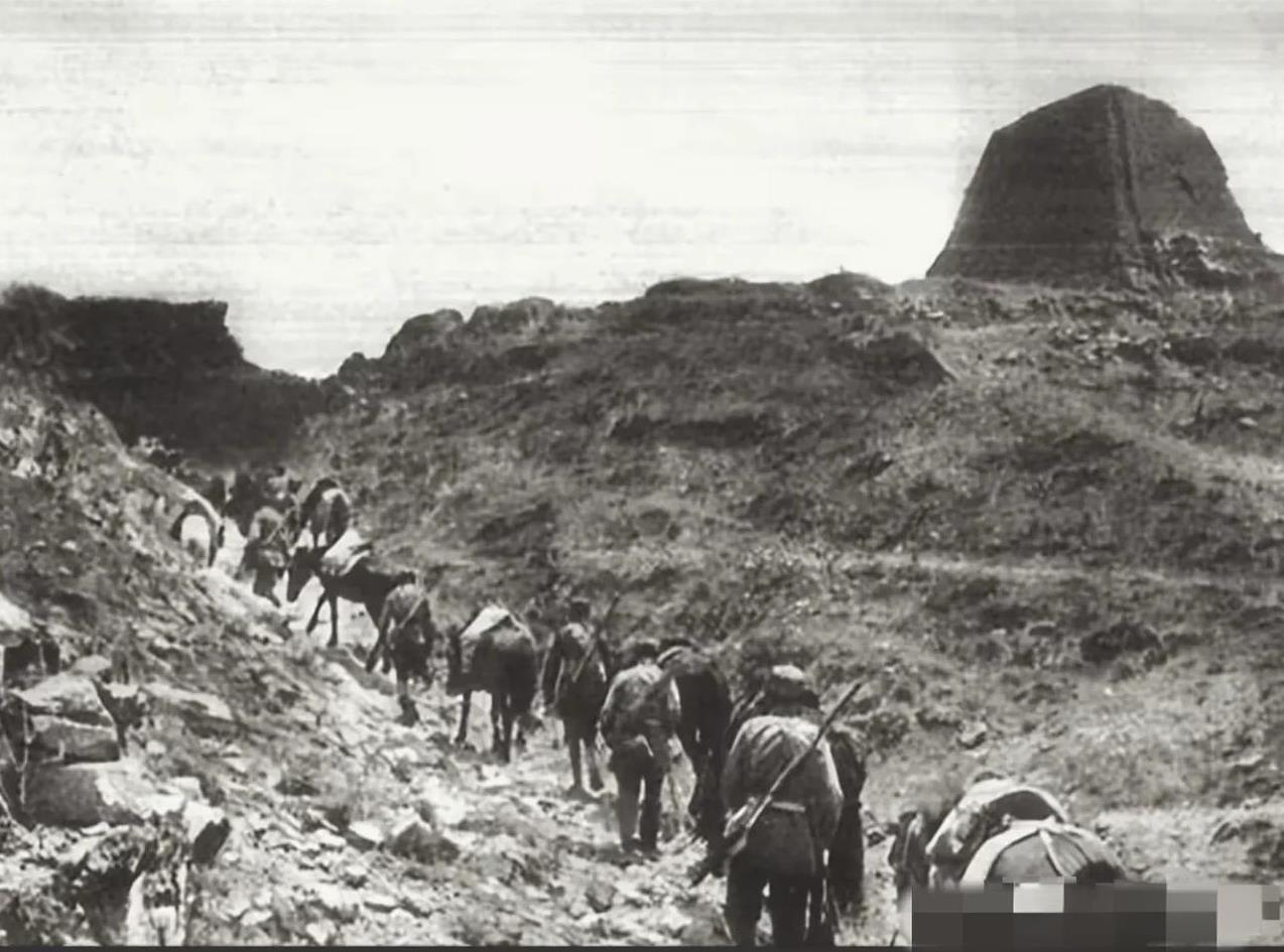 1944年，八路军在无险可守的地方夜宿，副队长半夜还睡不着，突然村外突响起枪声。