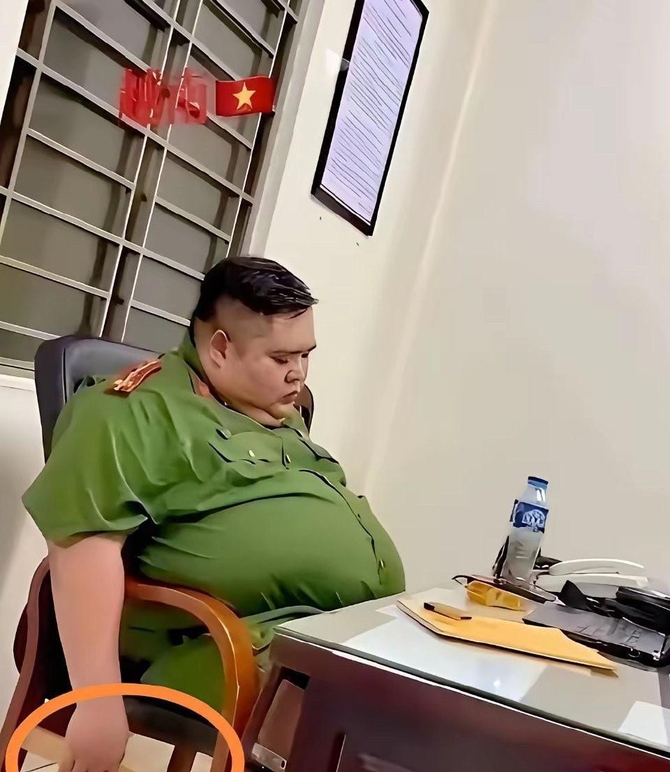 越南军队这名军官体重有点超了。 