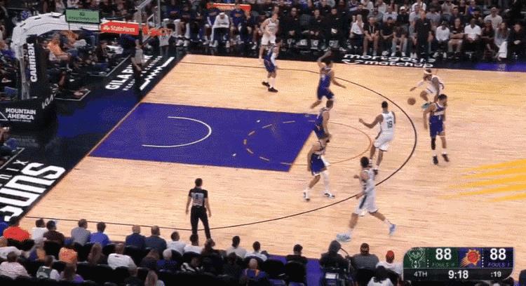 #nba# 库兹马怎么回事，被打晕了嘛。
怎么好端端的进攻，突然这么打球了，简直