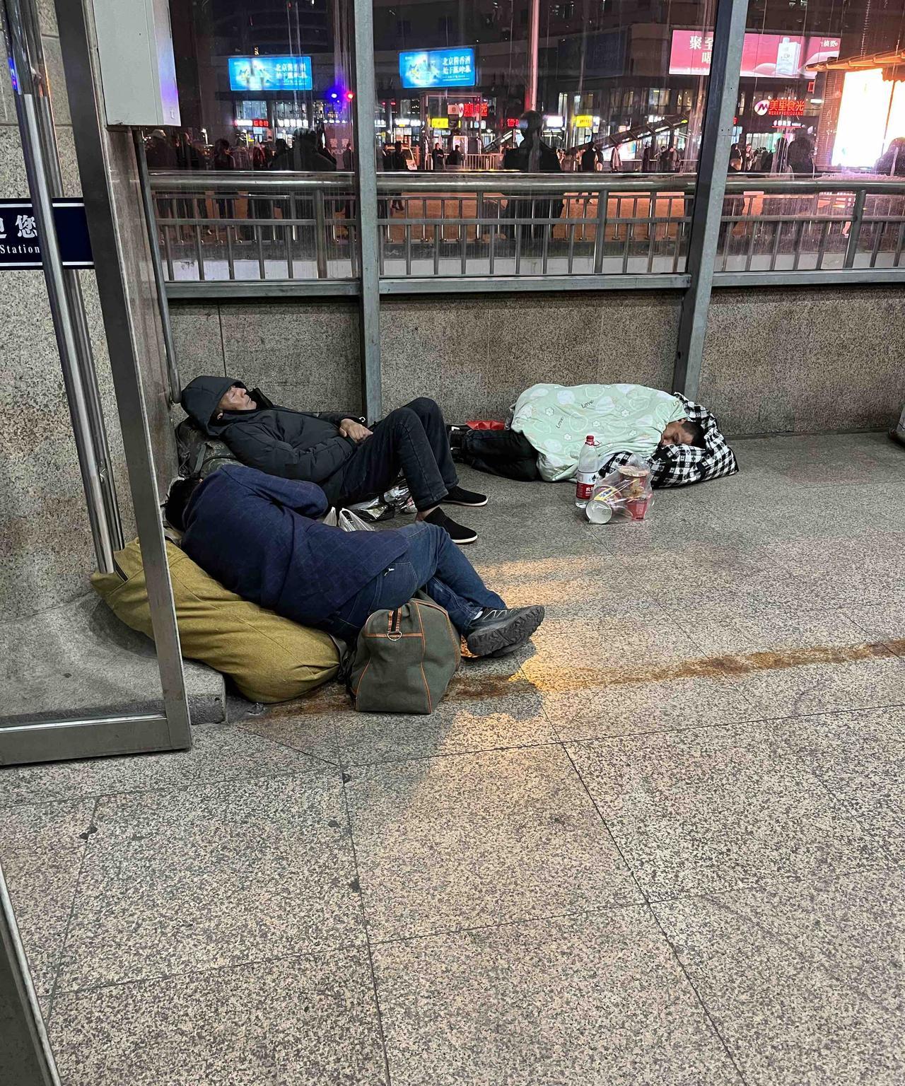 中国的父亲的形象，都是默默无语，埋头干活。
记得刚大学毕业，去父亲揽活的地方找他