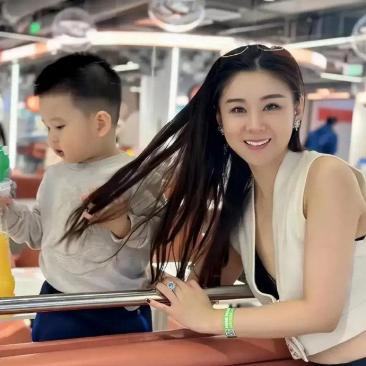 娱乐圈最稳的一家四口，永远不会离婚、出轨的一对夫妻
