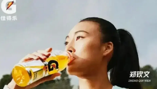 郑钦文现在陷入了两难境地，拿了代言不参加品牌方安排的活动不行，但是参加商业活动影