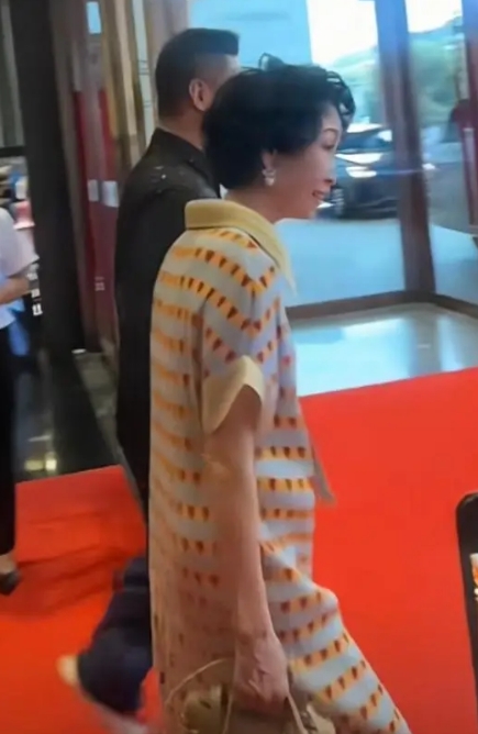阎维文妻子近照曝光，抗癌35年萎缩驼背。