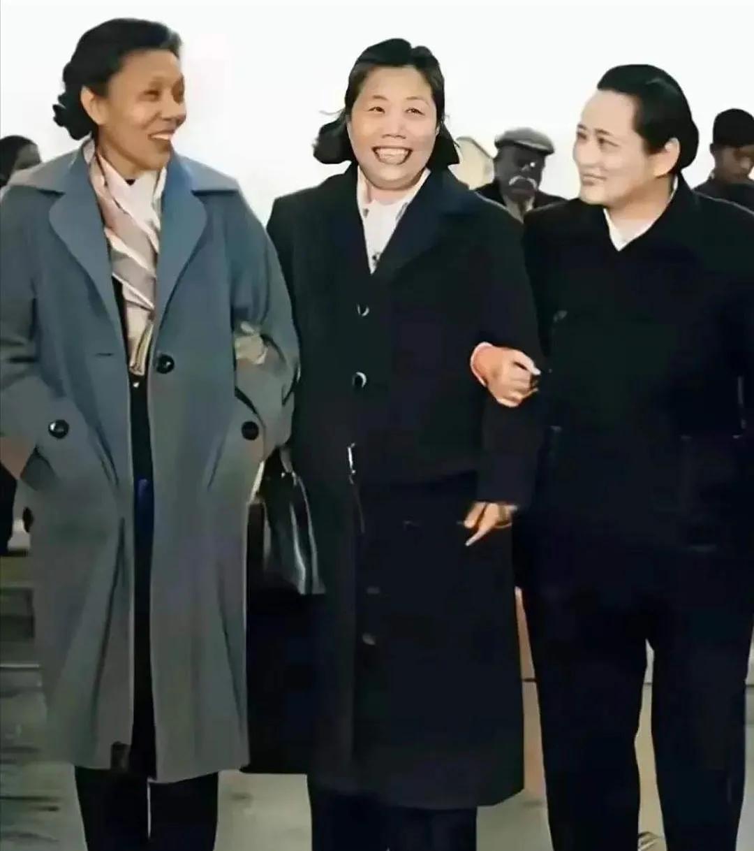 这是宋庆龄和邓颖超等人的真实样貌，都看看吧，这可不是演员扮演的。