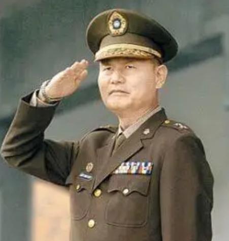 岛内终于有人站出来说实话了！5月27日，台湾“前国安局长”李翔宙的一番话，直接抛