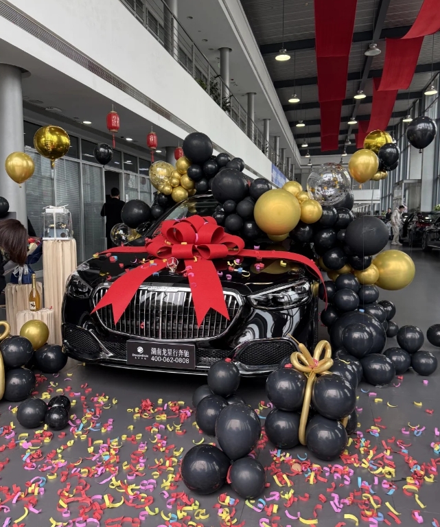 中产家庭，年入200个喜提迈巴赫S480，会吃土？
夫妻2个，年收入200个，税