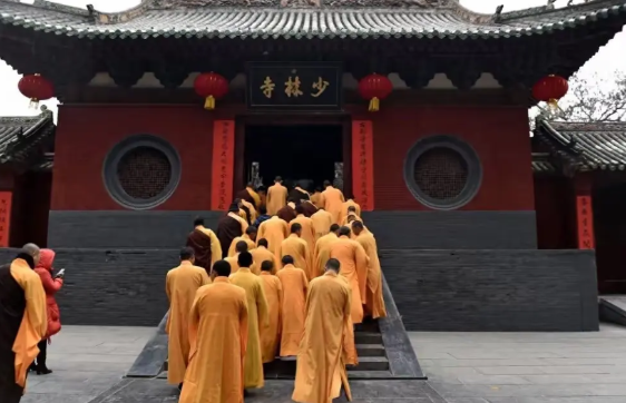 少林寺换了新方丈才几天的功夫，一些和尚就辞职走人了。
自由散漫惯了，新方丈要求既
