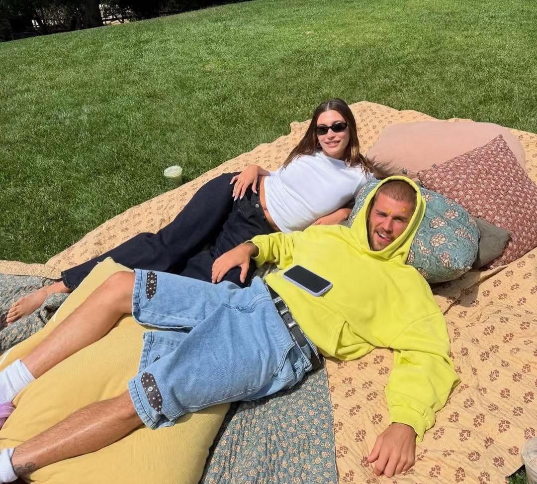 海莉Hailey Bieber 与老公  最新户外活动的甜蜜时刻～