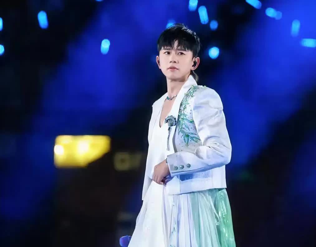 张杰命也太苦了吧

本来连续开12场的演唱会，已经够累的了，万万没想到，又被