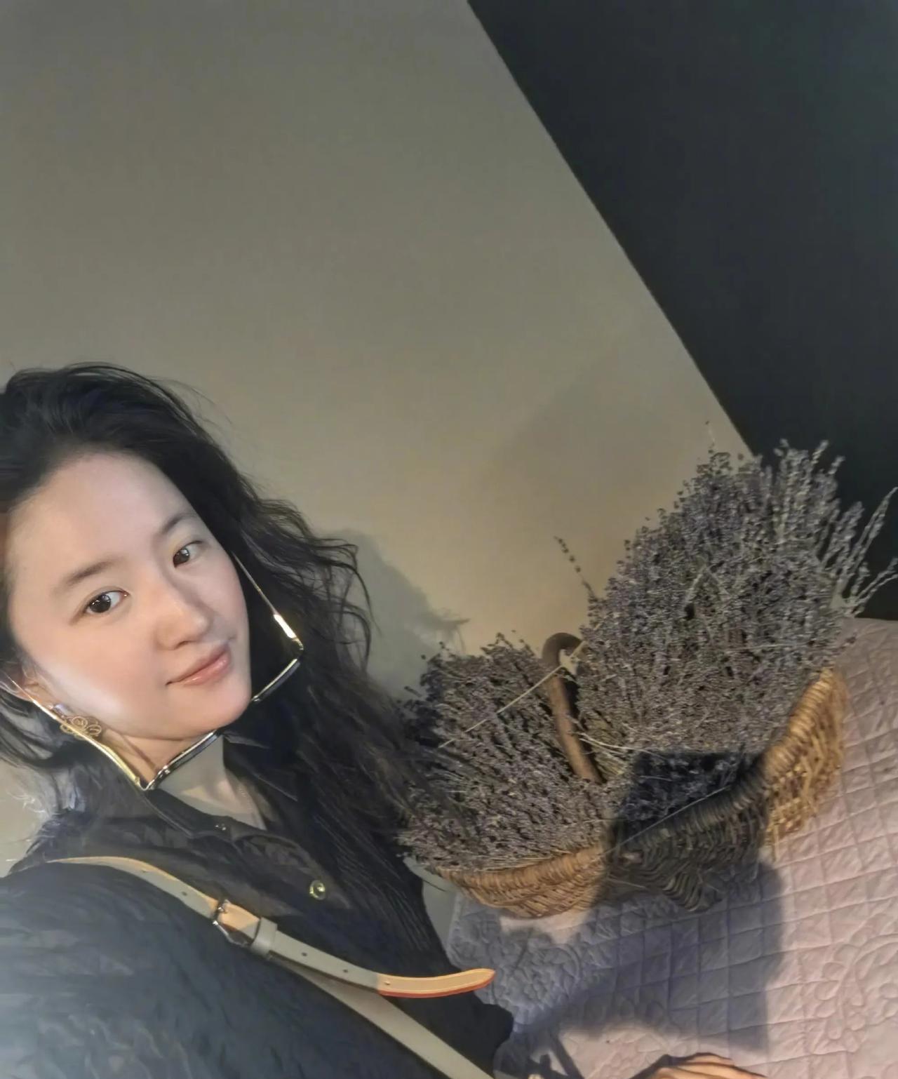 我真羡慕刘亦菲！
38岁的她晒素颜自拍照，这皮肤状态比我20岁的时候还要好，又白