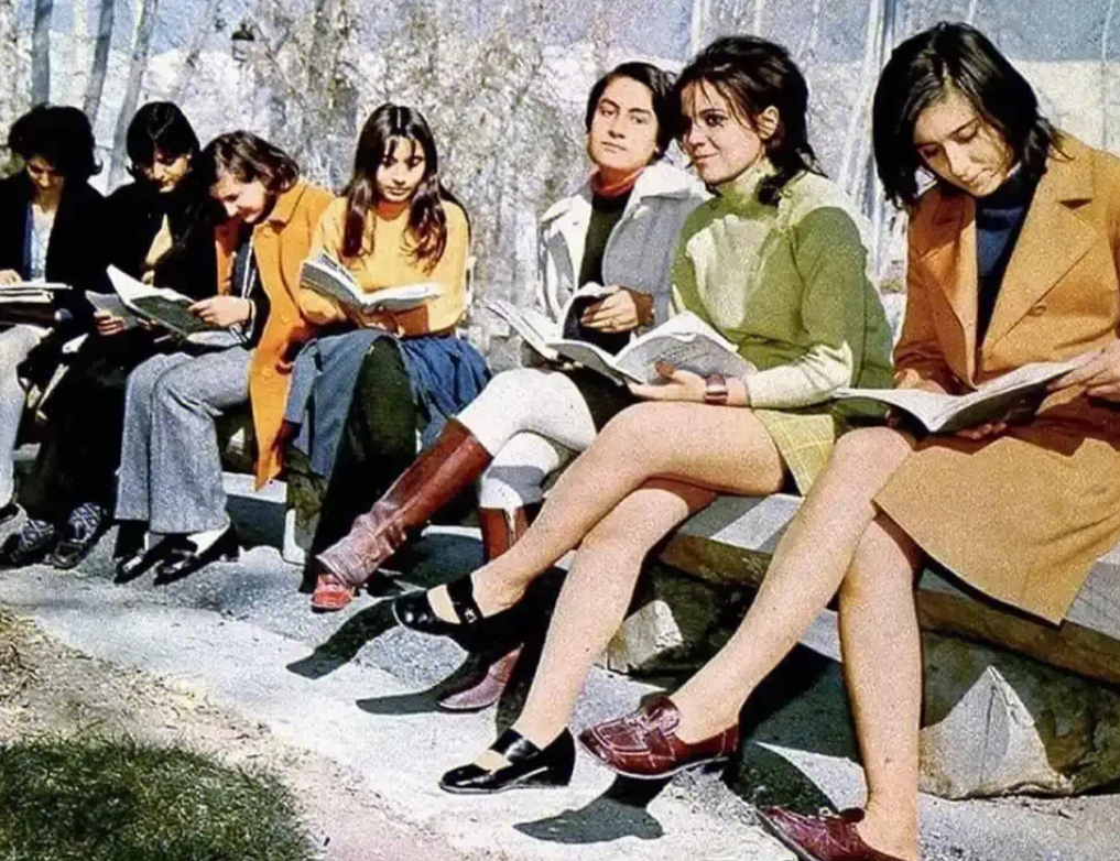 70年代的伊朗女性是这样的，自从政教合一之后，女性就得黑纱蒙面出行了，是进步还是