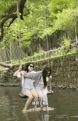 《水上悠》
美女湖水上面悠，
只有快乐没有愁。
互开玩笑来劲头，
…………？
拋