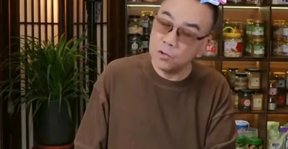 建议杨老五真的去看看心理医生，他的心理已经出现很严重的问题，只要坐下带货，就感觉