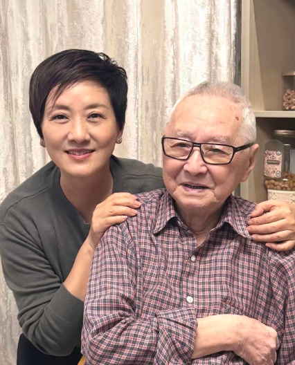 邓婕老了依旧这么有魅力，她所演的王熙凤是很多人的美好回忆。旁边这一个男士是谁，还