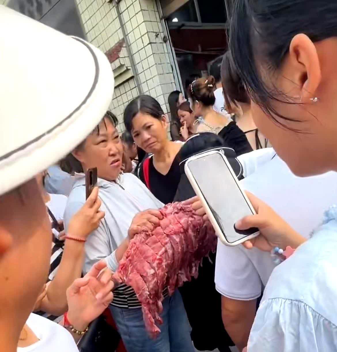 给学生吃臭肉、臭排骨，老师吃好肉！

四川一小学食堂给孩子做臭排骨、淋巴肉，