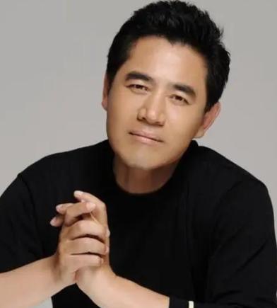 2003年，胡玫导演为拍《汉武大帝》投资了4000万，马上开拍时，男主陈宝国却说