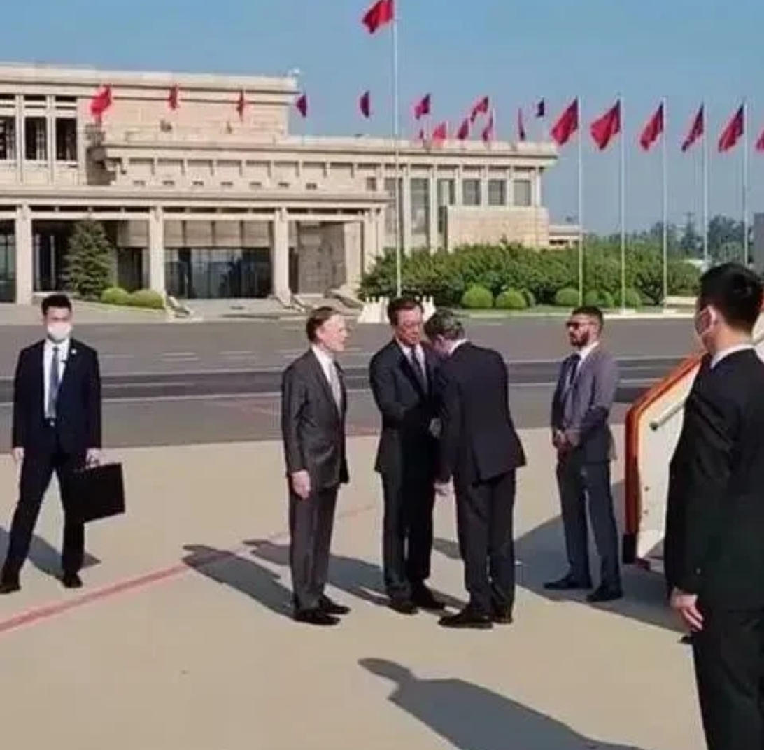 自从中国在接待美国政要时不再铺设红地毯，而是划下一道红线之后，各国在接待美国政要
