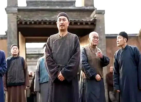 为何古代3个人就能治理一个县，如今却需成千上万人？其实原因很简单：

电视剧总把